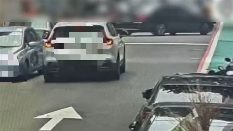 台灣新聞通訊社-東區逆向爆全武行！他嗆：在開什麼　掏辣椒水「巷弄大戰父子」全掛彩