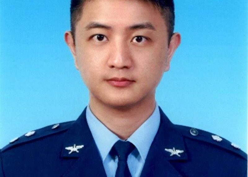 台灣新聞通訊社-殉職飛官盧季佑褪下軍裝與妻共舞　父淚嘆「天妒英才」：今後再也看不到
