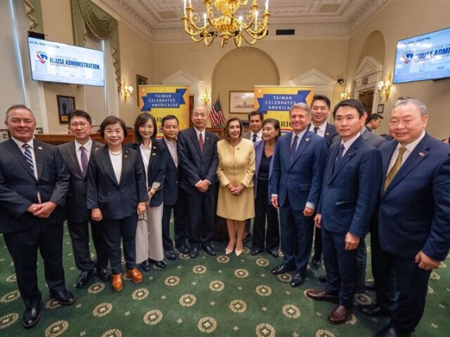 台灣新聞通訊社-比鄭麗文高規格！韓國瑜訪美公開會晤裴洛西　美議員喊：期待賴清德訪美