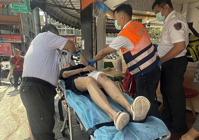 台灣新聞通訊社-不爽早餐等太久！奧客失控砸店、打傷老闆娘+員工　2人慘送醫畫面曝