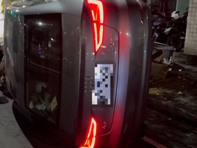 台灣新聞通訊社-深夜巨響！台中男撞爆警用監視系統⋯慘翻車受困　熱心民眾合力救人
