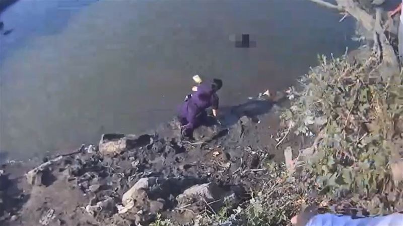 台灣新聞通訊社-新北女意外跌落大漢溪命懸一線！新北女警奮不顧身跳水救人解驚魂