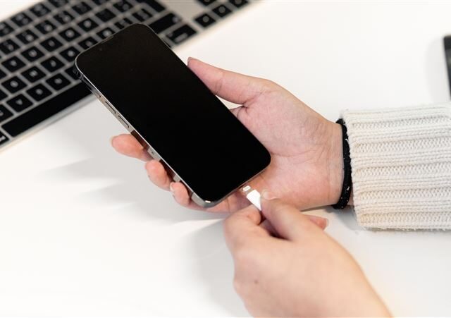 台灣新聞通訊社-iPhone半夜螢幕紅通通嚇死人！網吐槽「撒旦之子」　內行曝1招關閉教學