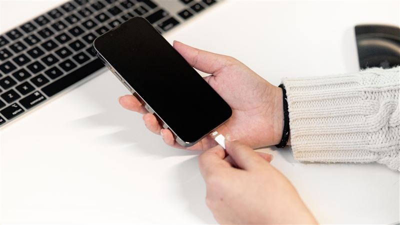 台灣新聞通訊社-iPhone半夜螢幕紅通通嚇死人!網吐槽「撒旦之子」 內行曝1招關閉教學