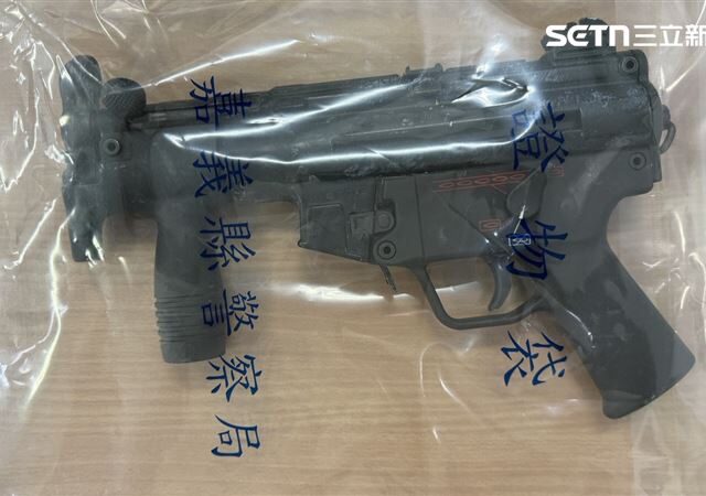 台灣新聞通訊社-嘉義深夜傳槍響！莽男「轟8槍」衝彩券行跟警對峙2hrs棄械…繳MP5衝鋒槍