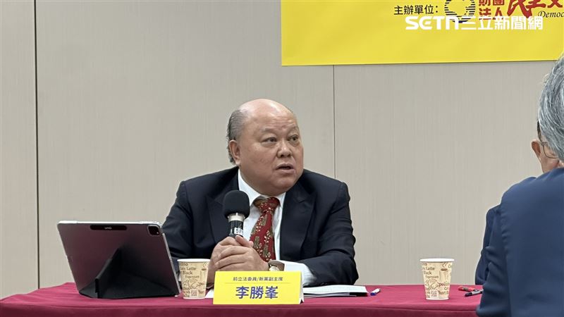 台灣新聞通訊社-鄭麗文頻與趙少康交鋒！李勝峰喊話「老朋友」：緊抱美國大腿是該鬆一點