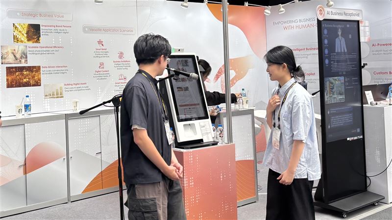 台灣新聞通訊社-獨家直擊／ AI網紅現身Computex！不吃香菜也記得　複製早餐店人情味
