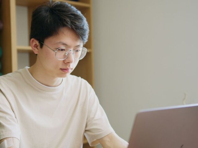 台灣新聞通訊社-好缺根本不上架！　網揭求職「殘酷真相」：有關係就沒關係