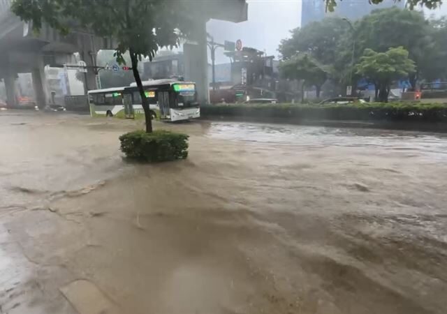 台灣新聞通訊社-快訊／北市內湖暴雨大淹水！文德路「慘變一片汪洋」連早餐店也遭殃