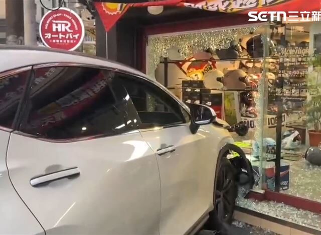 台灣新聞通訊社-桃園驚悚車禍！汽車突暴衝撞進安全帽店　玻璃碎滿地、現場畫面曝光
