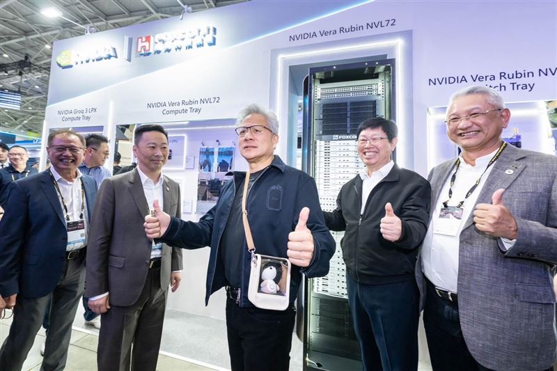 台灣新聞通訊社-反差萌？黃仁勳揹「娃包」逛展　驚人售價曝光