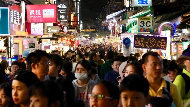台灣新聞通訊社-日本妹來台狂掃夜市!飯店開箱「老饕級菜單」 台灣人看傻:這才叫懂吃