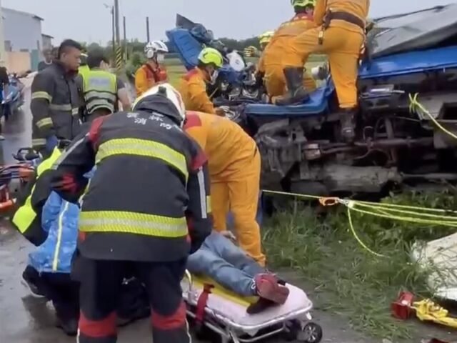 台灣新聞通訊社-快訊／雲林小貨車駕駛「疑毒駕自撞」救出已無呼吸　乘客重傷搶救中