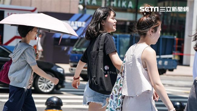 台灣新聞通訊社-夏天狂流汗！她換掉「1穿搭」變清涼　全場讚：回不去了