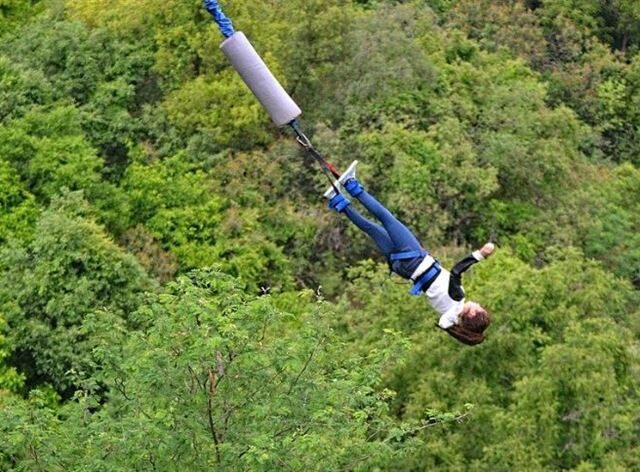 台灣新聞通訊社-剛發文喊好興奮！21歲女挑戰高空彈跳　沒綁繩墜橋慘死