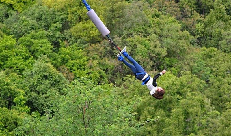 台灣新聞通訊社-剛發文喊好興奮!21歲女挑戰高空彈跳 沒綁繩墜橋慘死