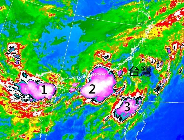 台灣新聞通訊社-降雨有變化?台灣周圍出現3團「紫色慢雲簇」 鄭明典大揭密