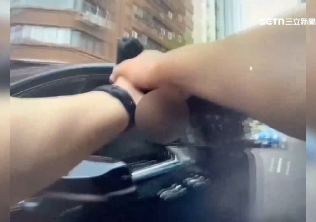 台灣新聞通訊社-動漫展爆擄人！疑經紀約糾紛　3名Showgirl遭押上車