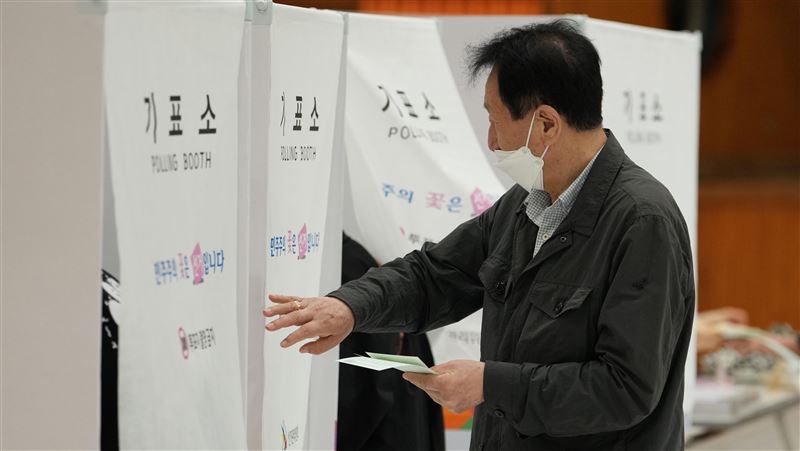 台灣新聞通訊社-扯！韓國選舉爆「選票不足」爭議　民眾徹夜抗議：學學台灣