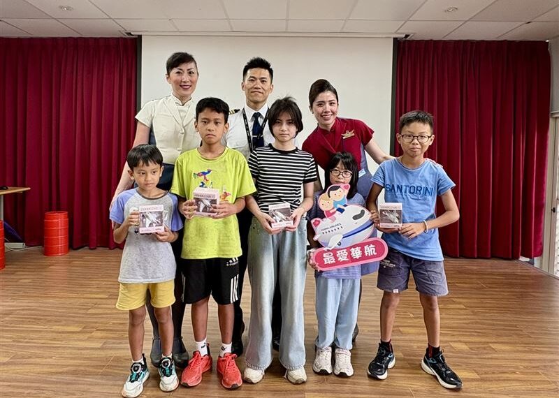 台灣新聞通訊社-華航志工前進校園 開啟孩童對飛行無限想像