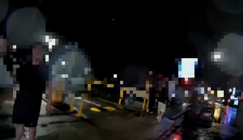台灣新聞通訊社-新莊熱炒店大亂鬥！8人翻桌揮拳互毆掛彩　全被警帶回法辦