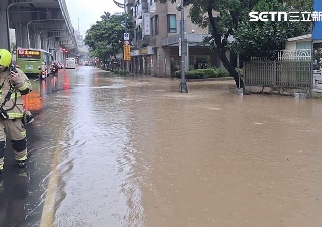 台灣新聞通訊社-最新災情曝光！12縣市豪、大雨特報　北市文德路淹水50公分
