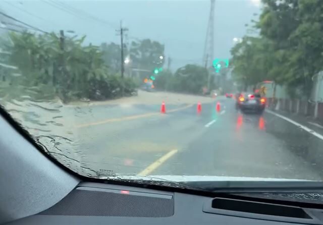 台灣新聞通訊社-米克拉雨彈狂炸高雄！台3線慘變滾滾黃河 小客車滅頂過半、騎士慘摔