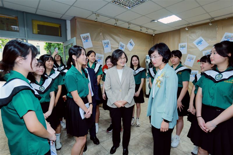 台灣新聞通訊社-蔡英文送全台畢業生「3個祝福」!PO北一女合照認了:有點不好意思