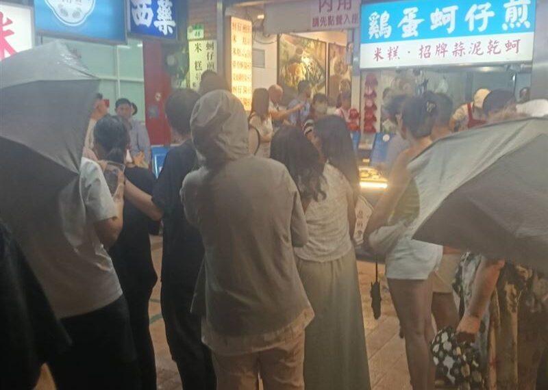 台灣新聞通訊社-黃仁勳訪韓前最後一晚！冒雨逛寧夏夜市　直奔「這一攤」