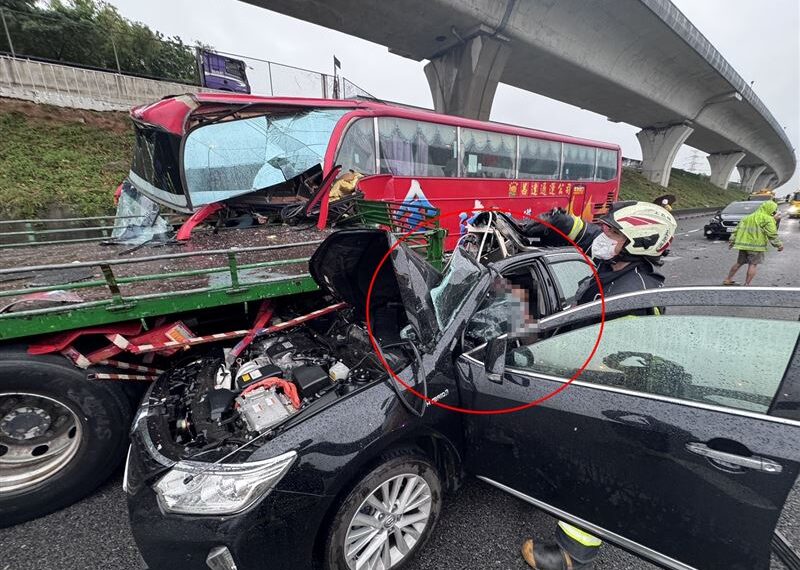 台灣新聞通訊社-慘況曝光！國道9車追撞釀8傷…撞成一團「車毀淪廢鐵」駕駛還困在裡面