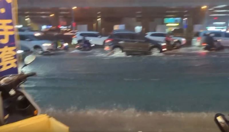 台灣新聞通訊社-雷雨狂炸！板橋街頭淹成汪洋　議員曝現場慘況：民眾苦不堪言
