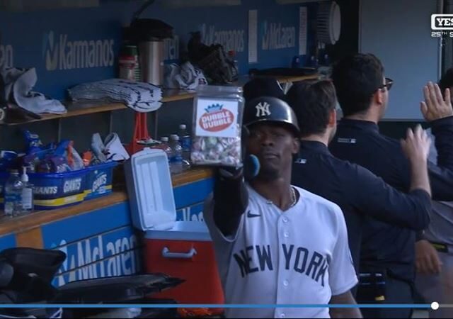 台灣新聞通訊社-MLB／防守含棒棒糖引議論　齊森姆炸逆轉2分砲！對鏡頭秀整罐