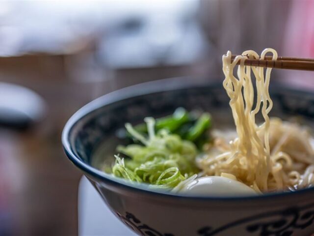 台灣新聞通訊社-煮泡麵救星！「肉蛋全丟碗」4分鐘一次熟　她實測喊超爽：不用洗鍋子