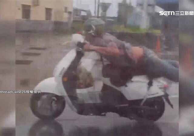 台灣新聞通訊社-雲林「歐兜麥超人」又現蹤！換轄區趴坐墊騎車