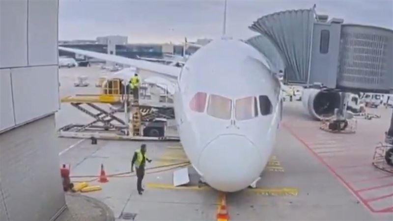 台灣新聞通訊社-啟用不到4個月！漢莎波音787客機 「機頭突塌陷貼地」　驚悚畫面曝