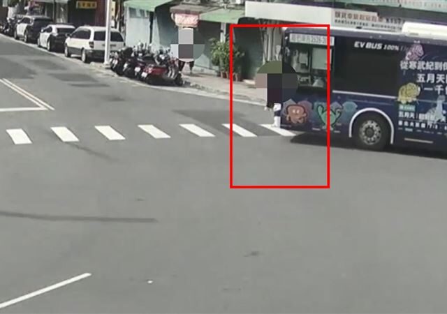 台灣新聞通訊社-幫兒助選竟成永別！新北議員周勝考前妻遭307公車輾斃　驚悚畫面曝光