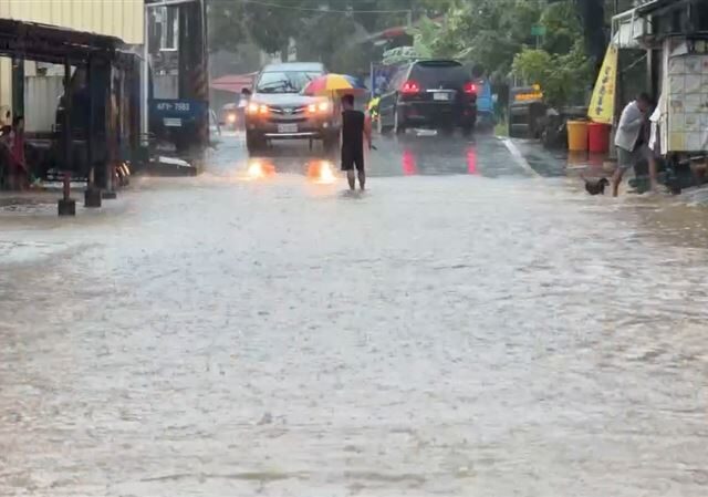 台灣新聞通訊社-快訊／豪雨狂炸多處積淹水、土石流黃色警戒！美濃、旗山12點起停班停課