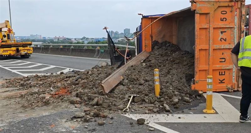 台灣新聞通訊社-快訊/砂石車台66翻覆!土石撒一地「4台吊車」同步救援 震撼畫面曝光