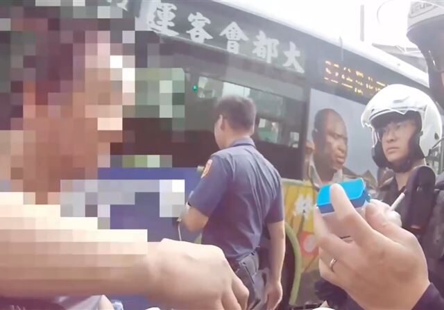 台灣新聞通訊社-騎車沒打方向燈GG了！南港阿伯「身上狂飄怪味道」警一篩又揪到毒駕