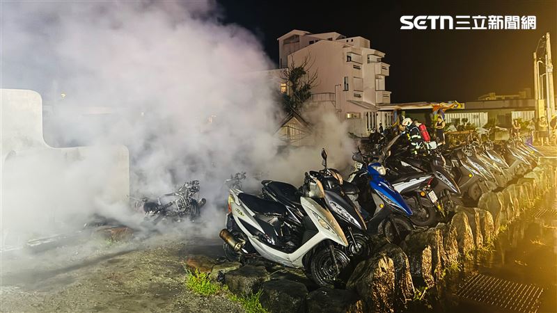台灣新聞通訊社-綠島民宿前驚傳連環火燒車！炸出巨大烈焰「照亮外島夜空」21台機車遭殃