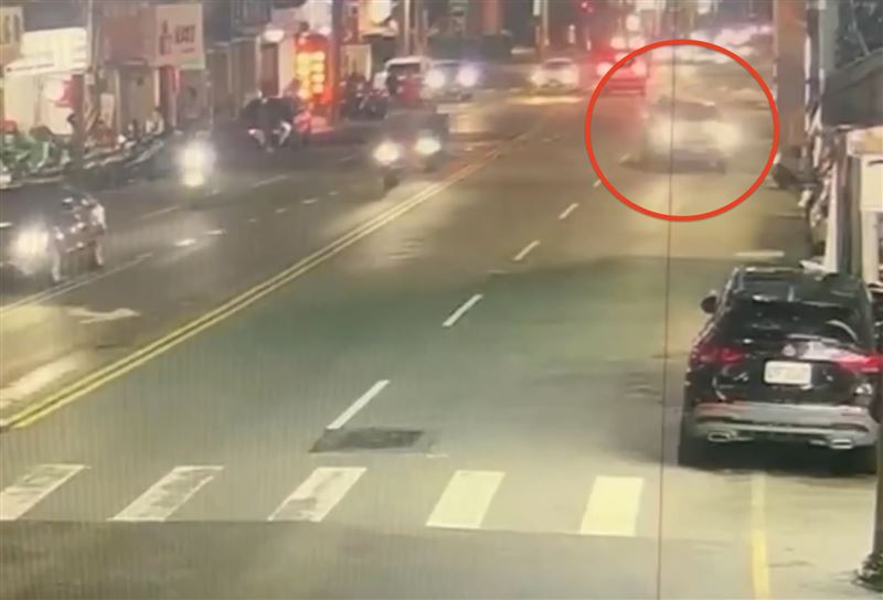 台灣新聞通訊社-竹科人累壞了！工程師下班開車「跨雙黃線」撞進騎樓　驚險畫面曝光