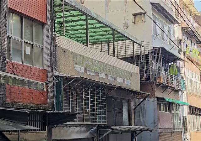 台灣新聞通訊社-母獨留兒在家外出買晚餐　4歲男童爬出陽台墜樓…骨折送醫搶救