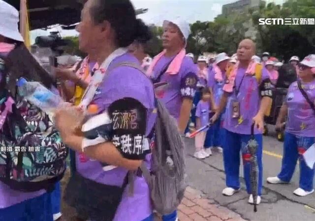 台灣新聞通訊社-紫衣人馬繞境不見神轎陣頭！人員「持盾牌」引側目