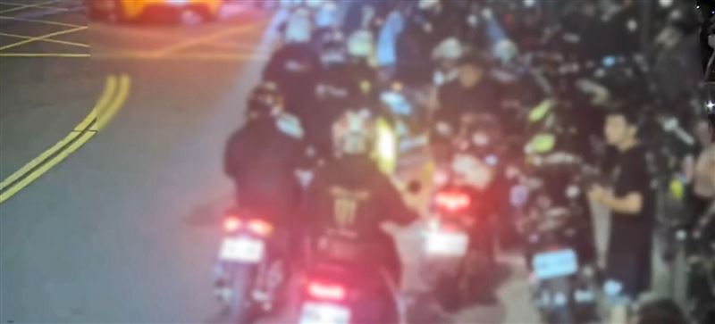 台灣新聞通訊社-IG揪團飆車出事了!42車夜襲陽明山畫面曝 警狂逮「52隻山道猴子」