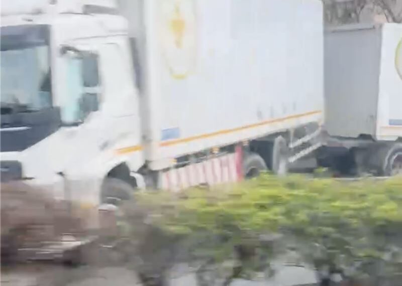 台灣新聞通訊社-快訊/台74甲離奇自撞!雙節大貨車「打橫封死車道」全線癱瘓