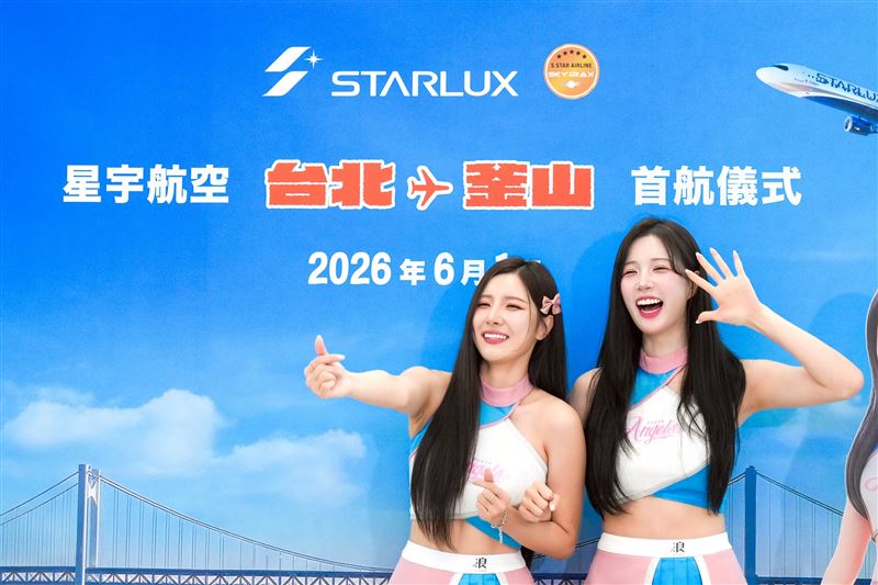 台灣新聞通訊社-星宇航空釜山首航！2大女神驚喜現身　旅客嗨爆