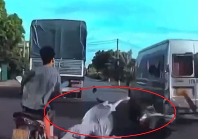 台灣新聞通訊社-驚悚畫面曝！超車失誤「自撞倒地」一對男女雙載倒地…被後車輾過喪命
