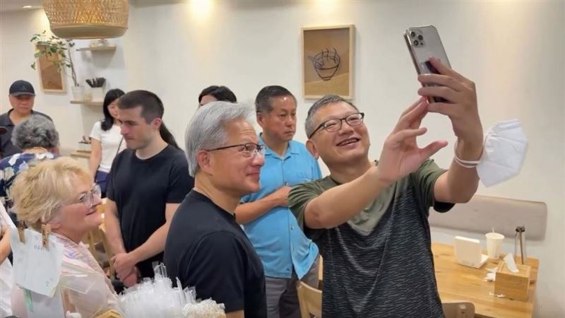台灣新聞通訊社-新美食地圖曝！黃仁勳離台前突現身這家「豆漿店」　知名播客網紅同行