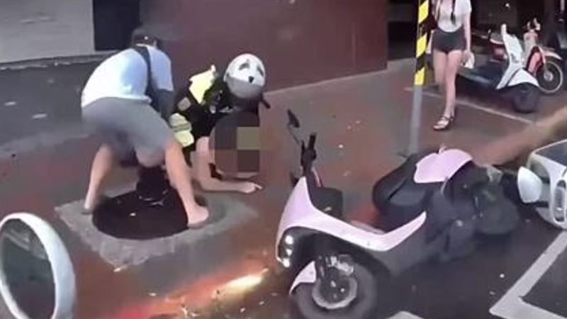 台灣新聞通訊社-「你爸爸是英雄」通緝犯拒檢落跑！沒20天又遇同警　他挺身壓制兒看呆