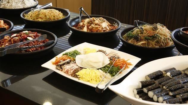台灣新聞通訊社-畢業變「比財力」？國小謝師宴吃五星飯店「每人1650元」家長炸鍋